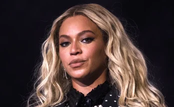 Beyoncé's Appearance at Glamour Women of the Year Sparks Discussions: Users Can't Recognize Her, Her Tears, & More